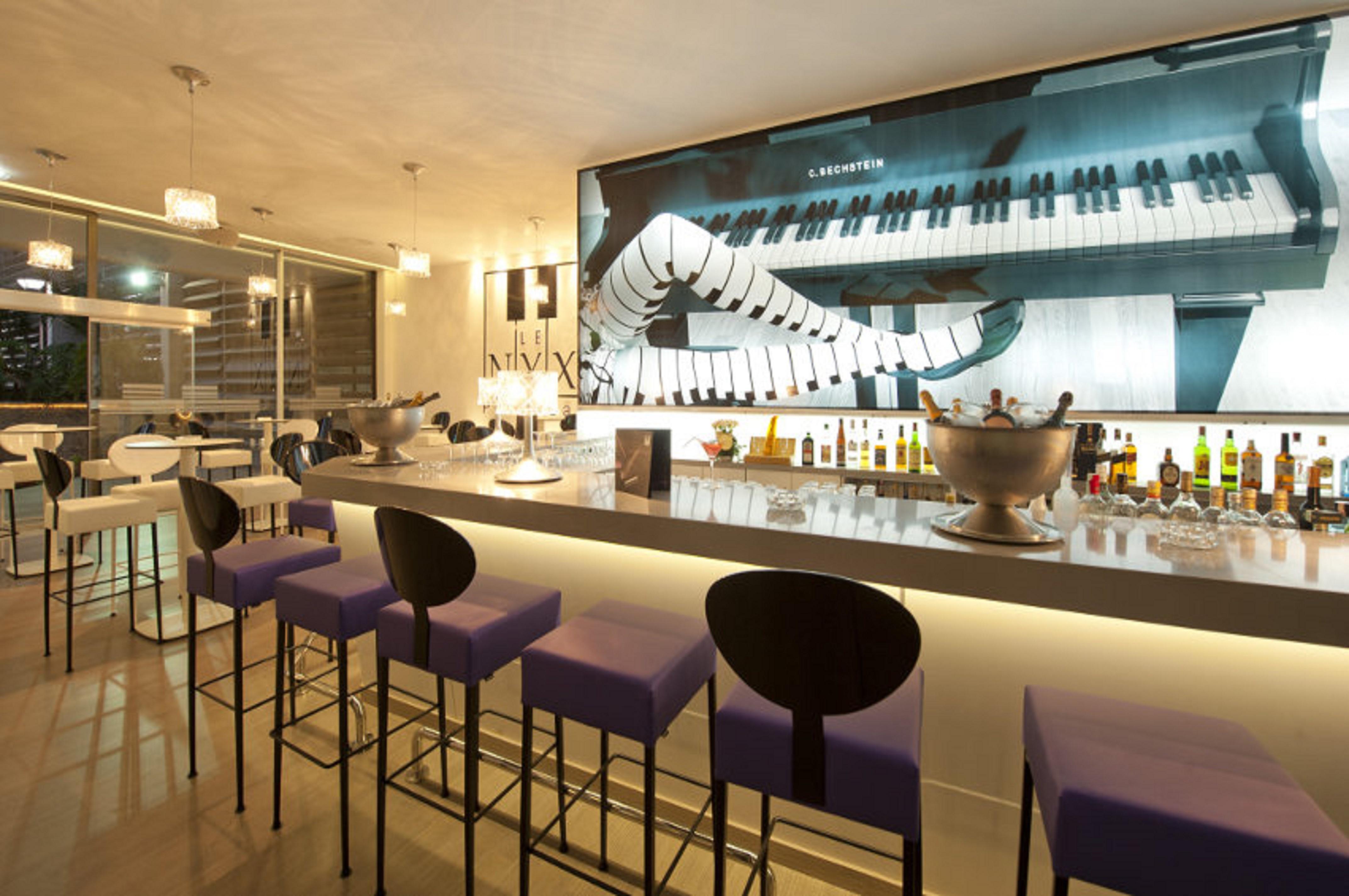 Moevenpick Hotel & Casino Malabata Tanger Екстериор снимка The bar at the 100 Queen's Gate
